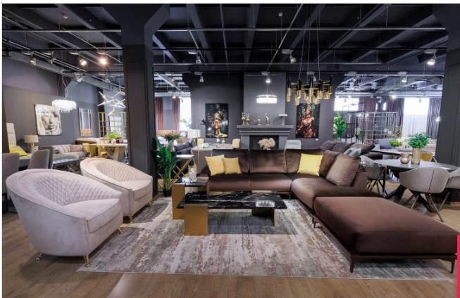 В Perfect Décor представлены товары из Испании и Португалии. На фото — диван и пуф LOFT от испанского бренда со скидкой <nobr class="_">415 000</nobr> рублей, 2-й этаж