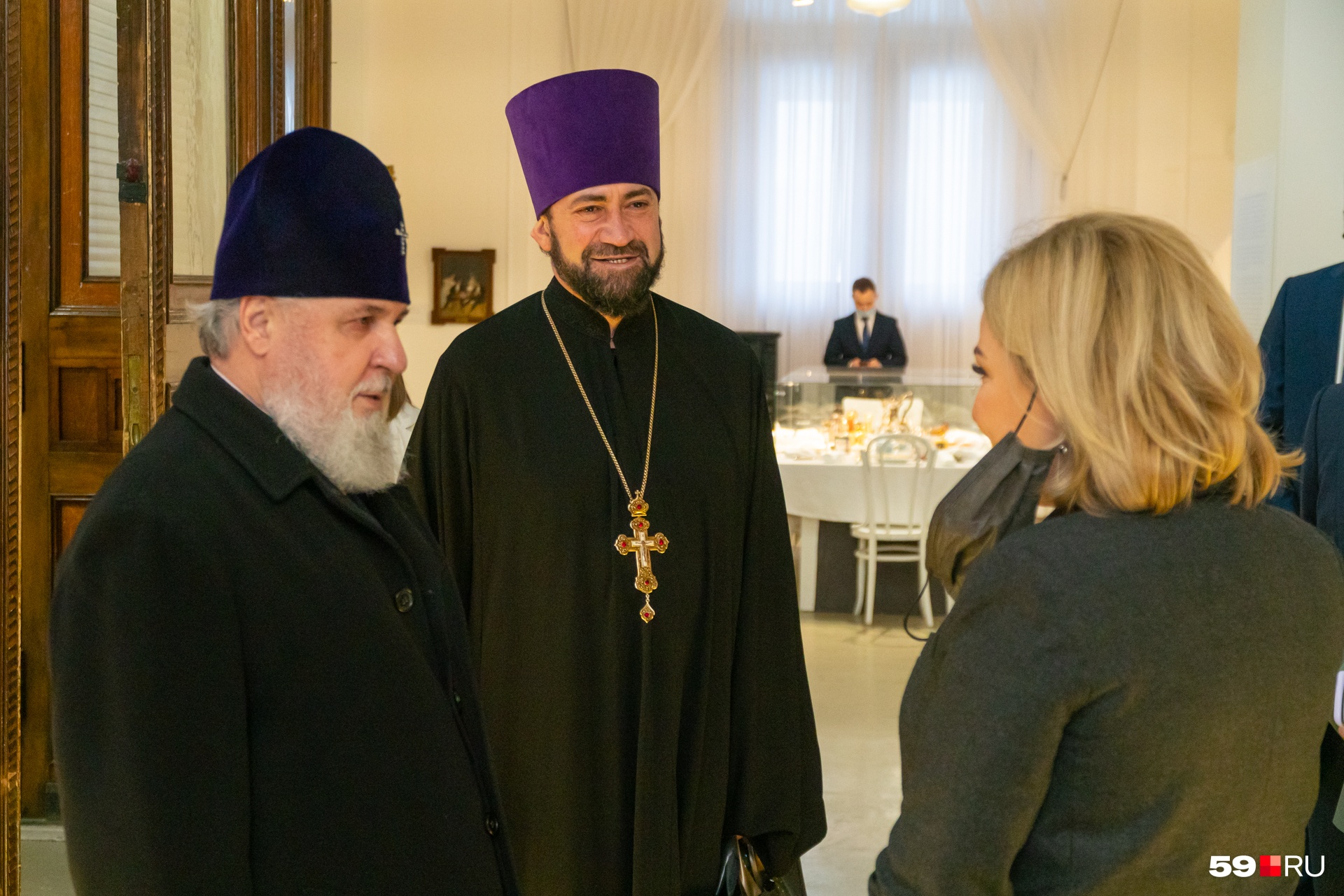 Ольга Любимова встретилась с митрополитом Пермским и Кунгурским Мефодием и настоятелем храма Всех Святых Андреем Литовкой Ольга Любимова встретилась с митрополитом Пермским и Кунгурским Мефодием и настоятелем храма Всех Святых Андреем Литовкой