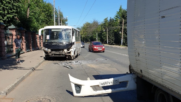 «Разбиты лица»: в центре Ярославля автобус врезался в грузовик, пострадали пассажиры