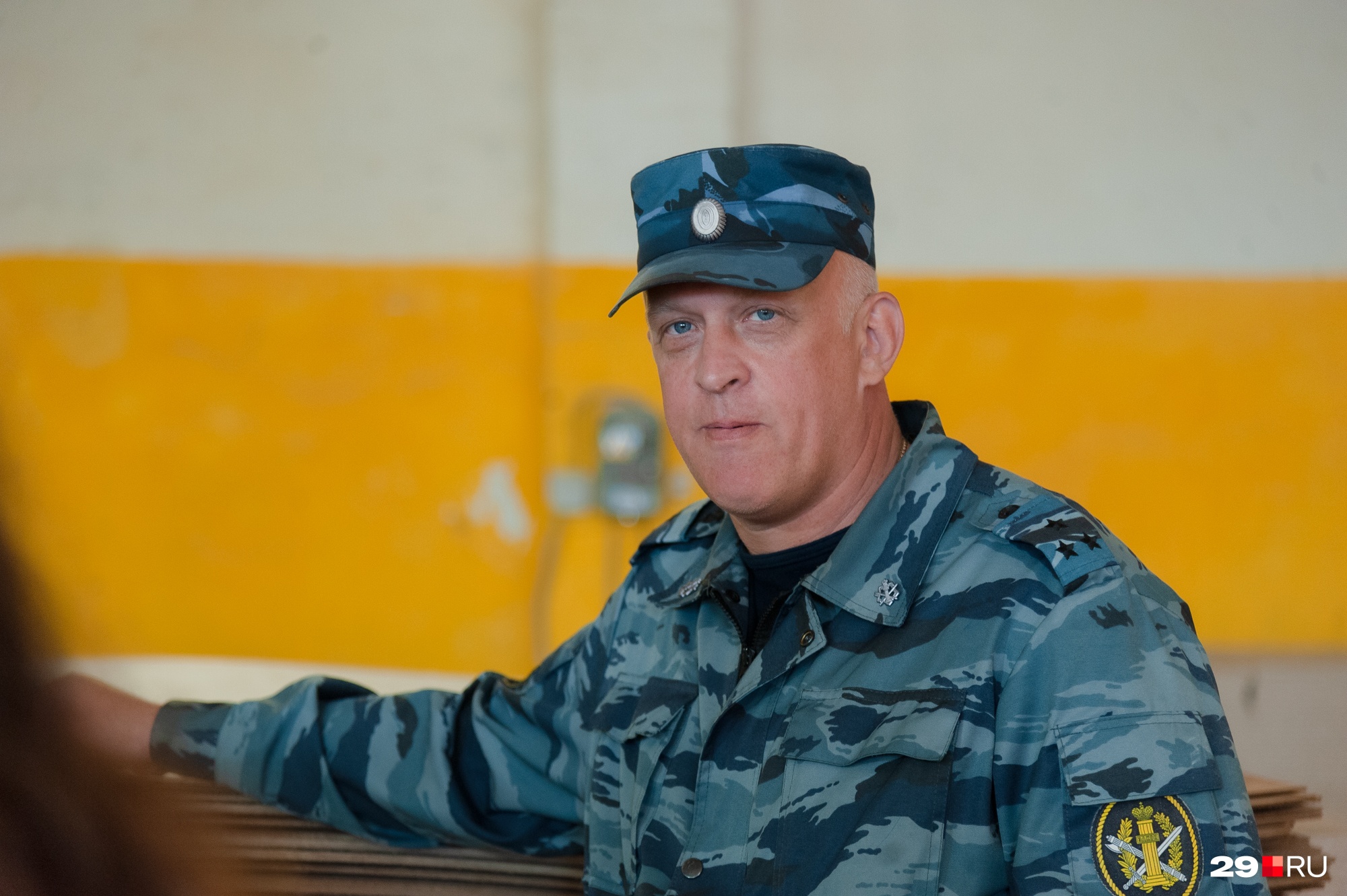 Замначальника колонии Андрей Молодняк рассказывает, что чаще заказывают недорогую мебель из ЛДСП Замначальника колонии Андрей Молодняк рассказывает, что чаще заказывают недорогую мебель из ЛДСП