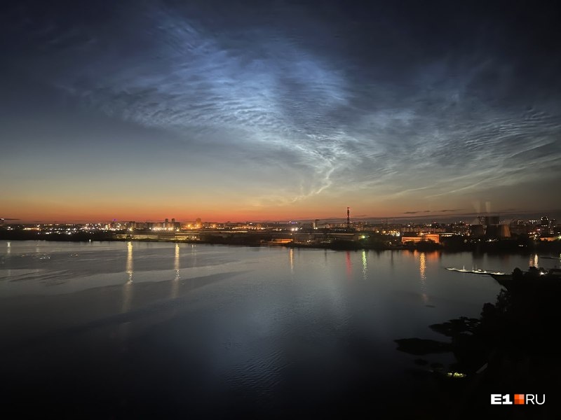 Небо над Екатеринбургом затянули серебристые облака. Публикуем завораживающие фото