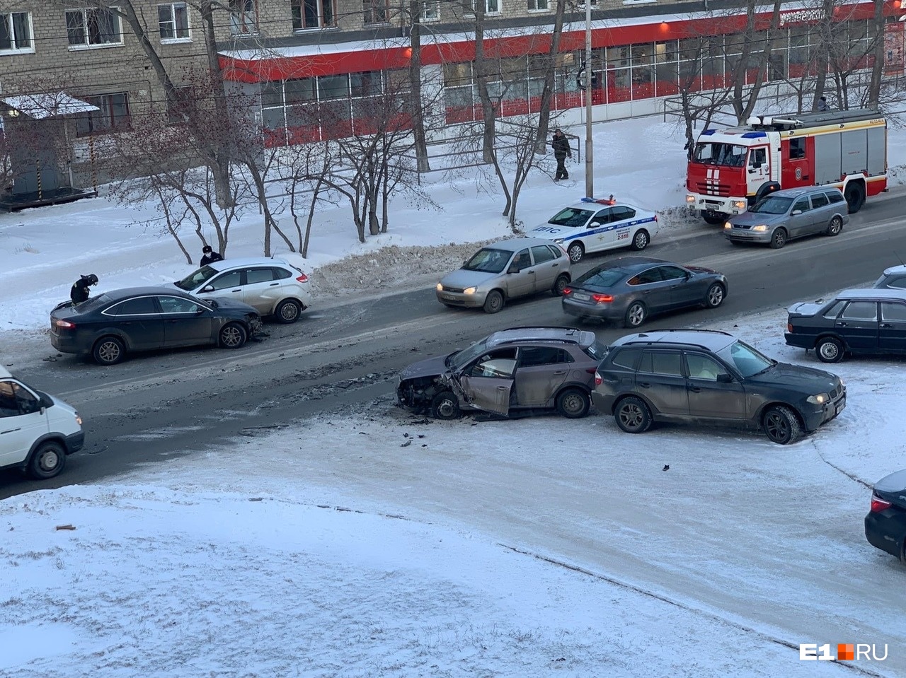 25 ноября видео. Авария на ЖБИ Екатеринбург. Массовое ДТП 4 автомобиля.