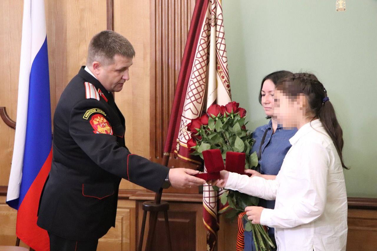 Вице-губернатор вручает награду супруге погибшего
