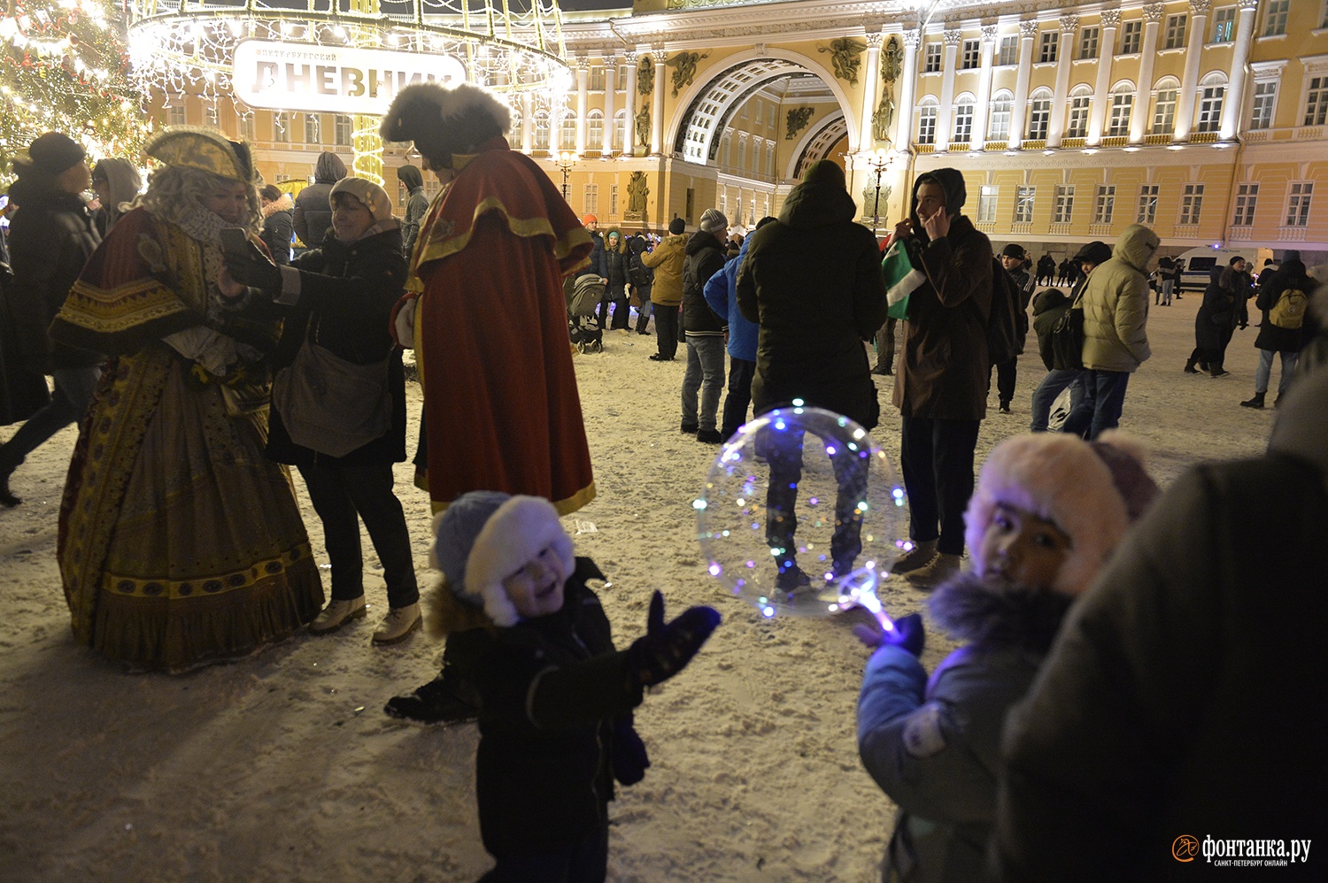 18 24 декабря. Люди гуляют Санкт Петербург. Счастливые петербуржцы. Айруза праздник Санкт Петербург.