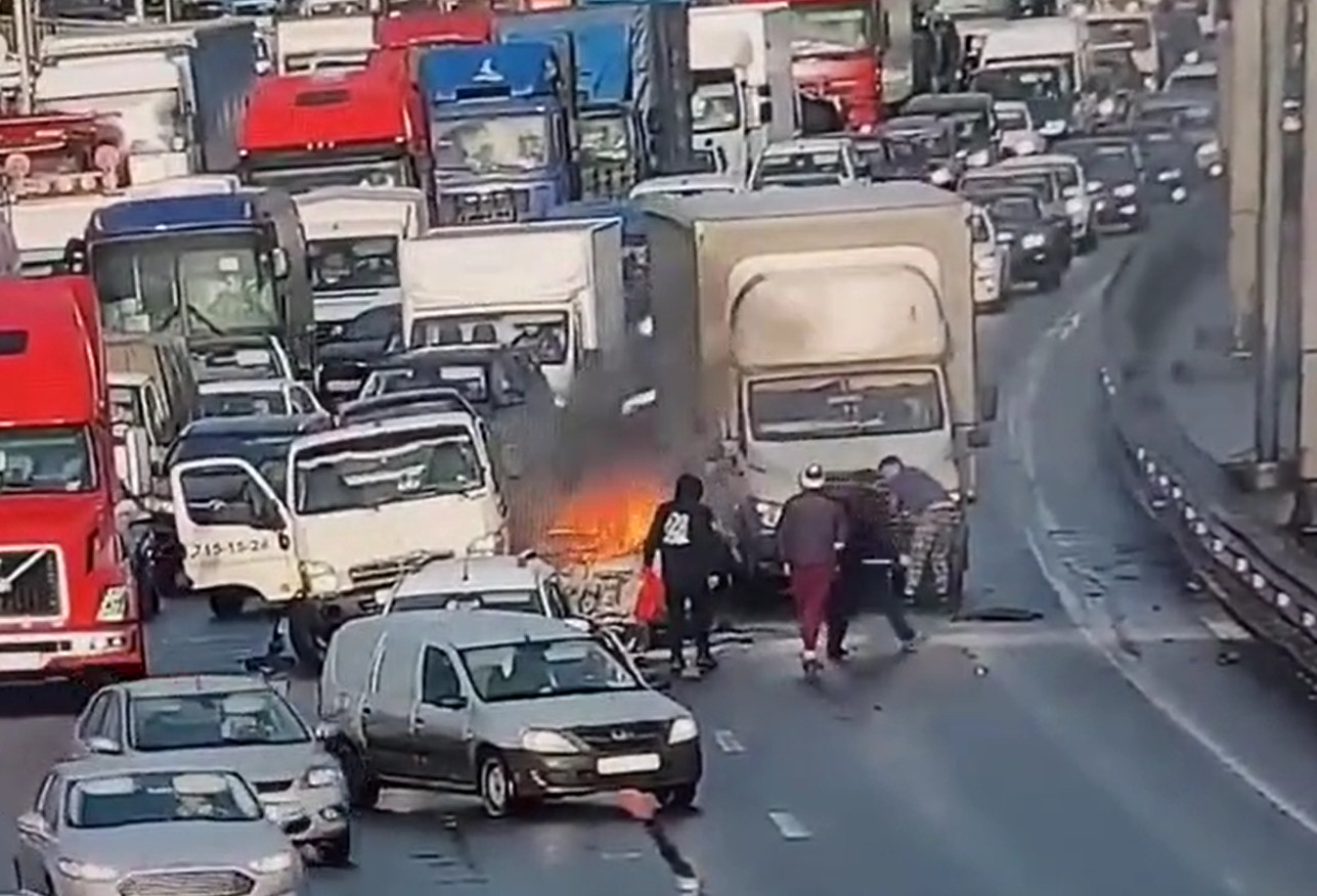 Кадр из видео »<a href="https://t.me/Megapolisonline" class="io-leave-page _" target="_blank">Мегаполис | ДТП и ЧП | Санкт-Петербург | Питер</a>»