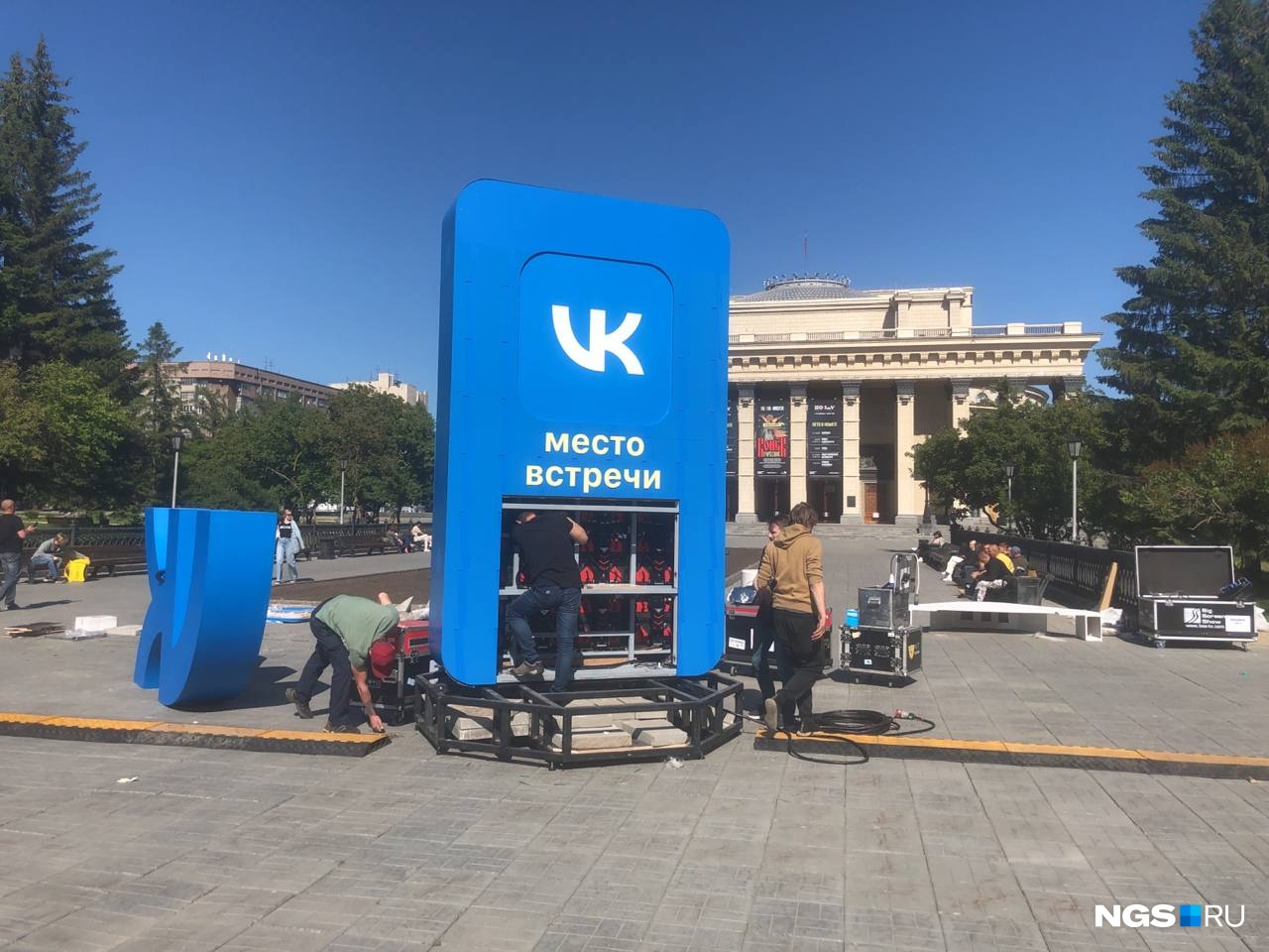 На площади Ленина появилась огромная конструкция синего цвета. Мы узнали, что это будет
