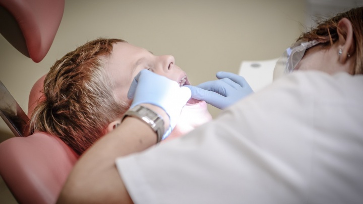 Чтобы не было беззубых пациентов: назвали число визитов к стоматологу для победы над кариесом