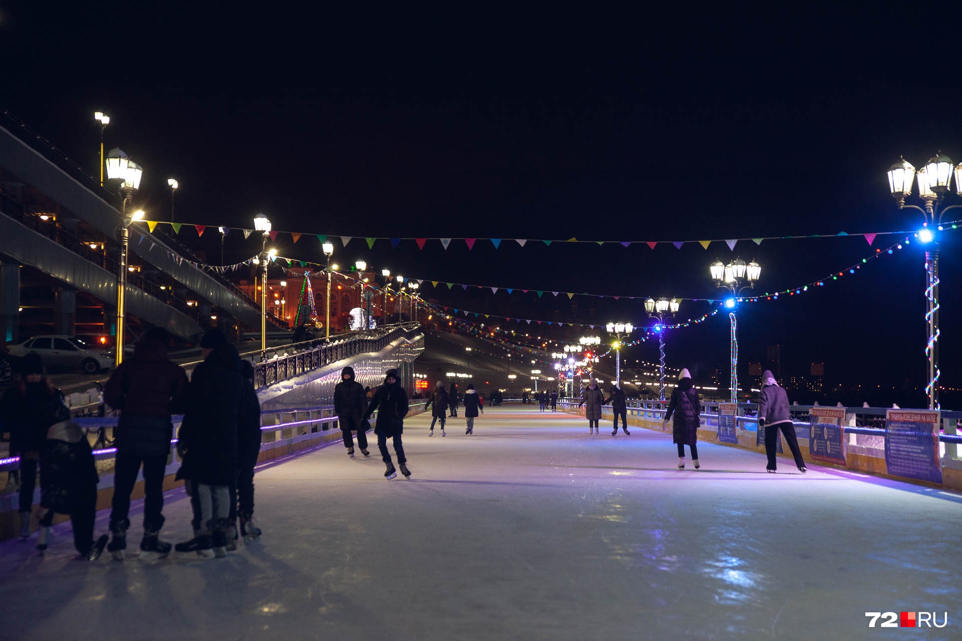 Здесь можно совместить полезное и красивое — порассекать лед на коньках и полюбоваться красивейшим видом в нашем городе