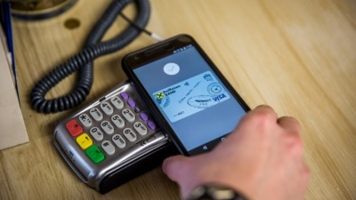 Apple Pay и Google Pay перестали работать в России. Как теперь рассчитываться смартфоном?