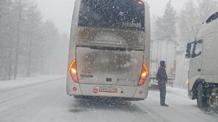 Из-за сильного снегопада несколько десятков фур встали на трассе М-5 в Челябинской области