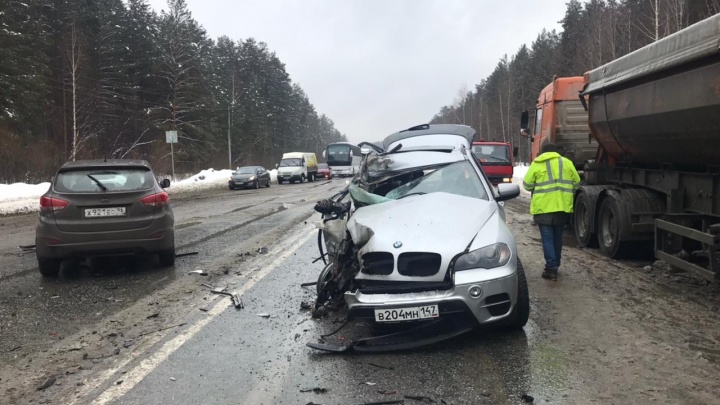На Режевском тракте водитель BMW X5 врезался в стоящий МАЗ и протаранил легковушку