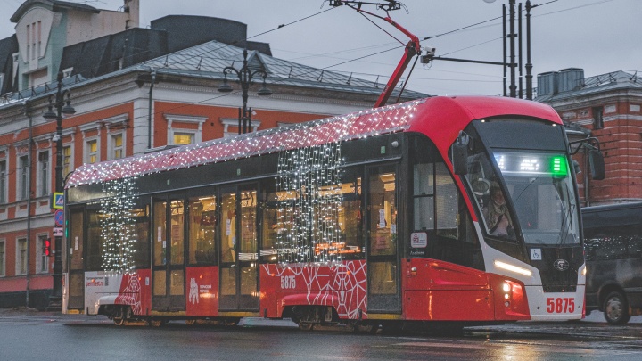 Пермские трамваи украсили новогодними гирляндами