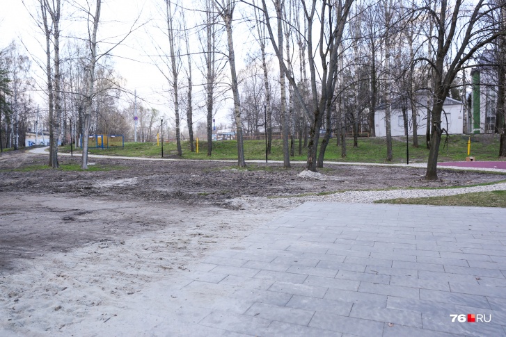 Благоустройство внезапно переходит в грязь на краю пешеходной зоны Благоустройство внезапно переходит в грязь на краю пешеходной зоны