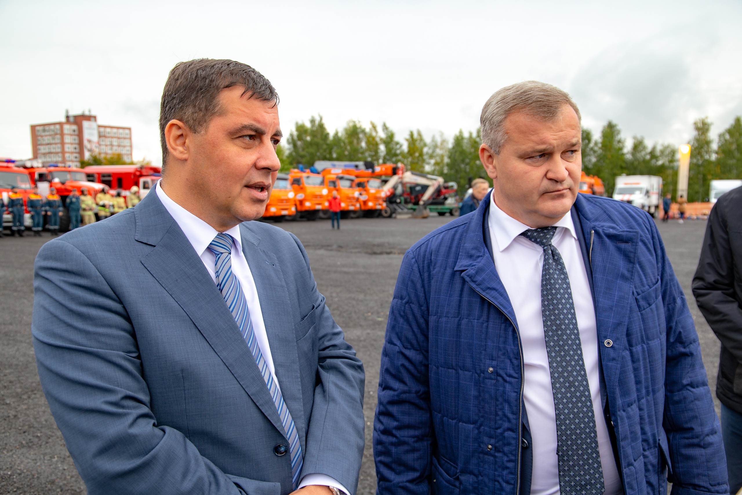 Олег Ивлев (слева) и председатель правительства Кузбасса Вячеслав Телегин