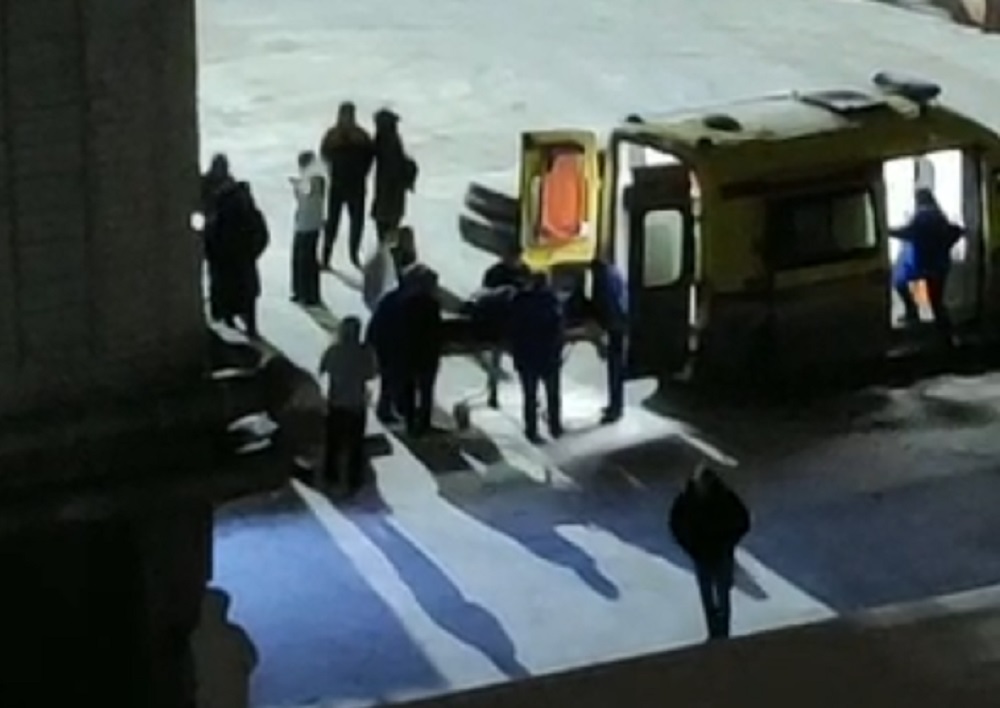 В Екатеринбурге сняли на видео, как из скандального бара человека на носилках погрузили в машину реанимации