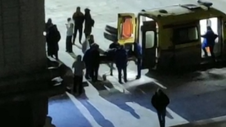 В Екатеринбурге сняли на видео, как из скандального бара человека на носилках погрузили в машину реанимации