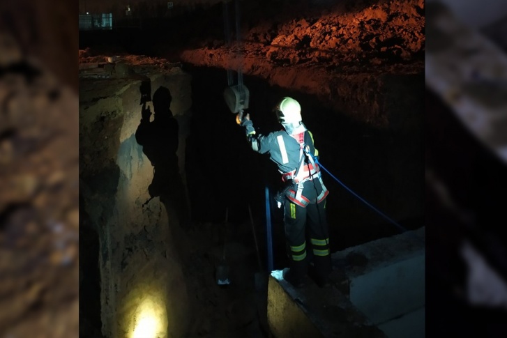 Спасателям пришлось использовать альпинистское снаряжение, чтобы достать погибшего Спасателям пришлось использовать альпинистское снаряжение, чтобы достать погибшего