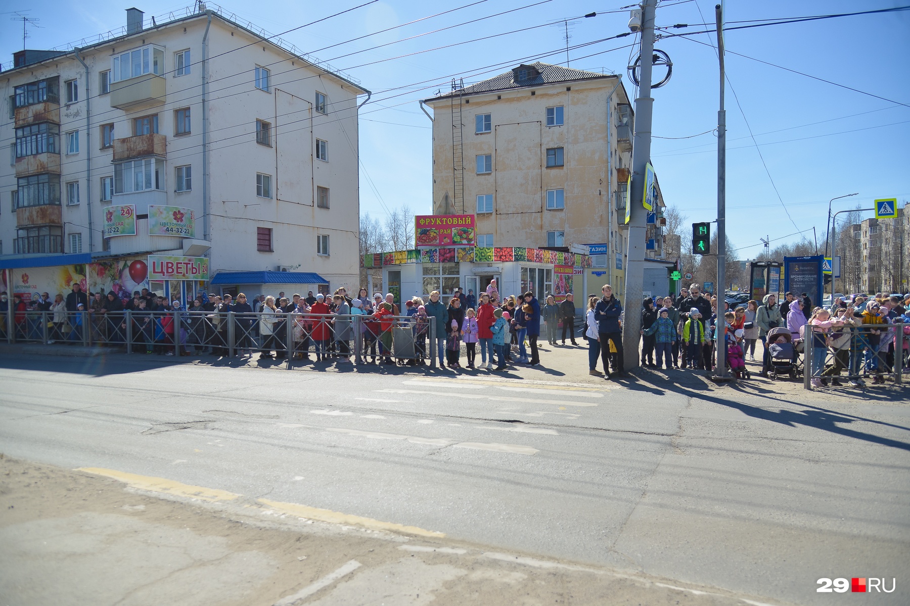 Горожане пришли заранее к точке начала Горожане пришли заранее к точке начала