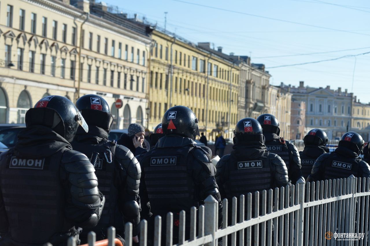 Санкт петербург 13. ОМОН. ОМОН Санкт-Петербург. ОМОН на Фонтанке. Колонна ОМОНА Питер.