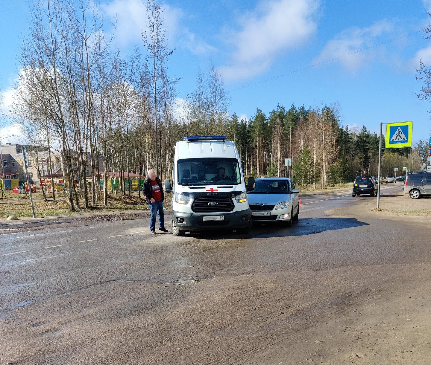 Шкода подбила скорую на повороте в Сертолово