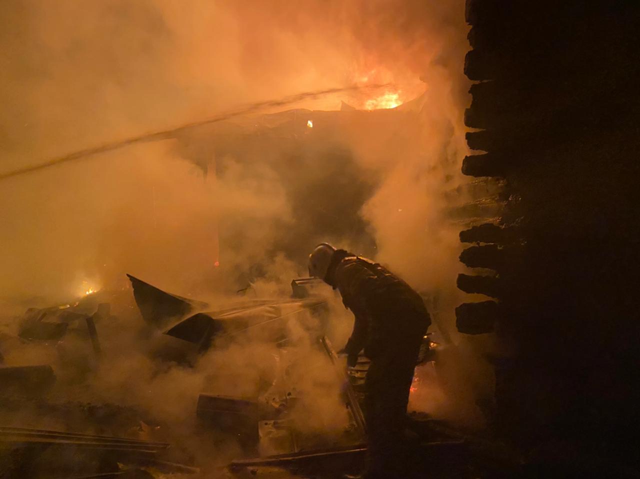 В Екатеринбурге вспыхнул частный дом: показываем, как тушили разбушевавшийся пожар