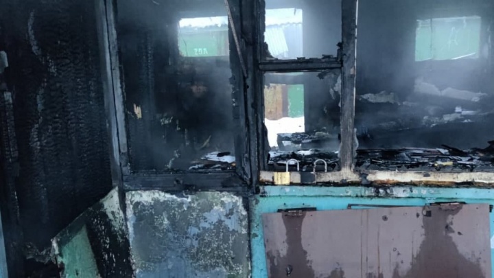 За ночь в Нижневартовске произошло два пожара — на рынке и в подъезде жилого дома