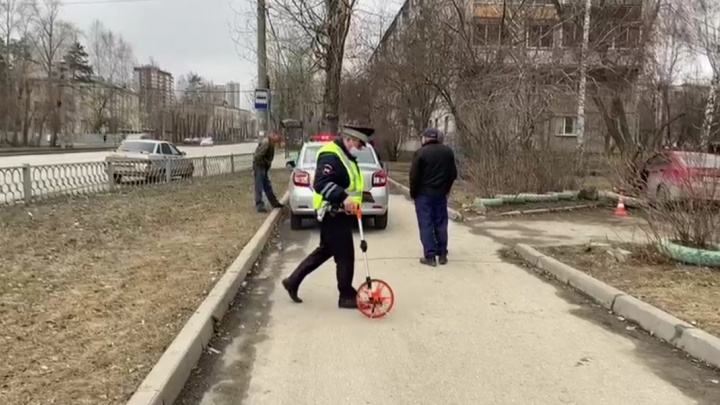 В Екатеринбурге водитель Hyundai снес ребенка на тротуаре. ДТП попало на видео