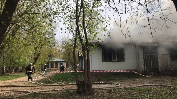 В Пермской краевой инфекционной больнице опять пожар. Онлайн-трансляция