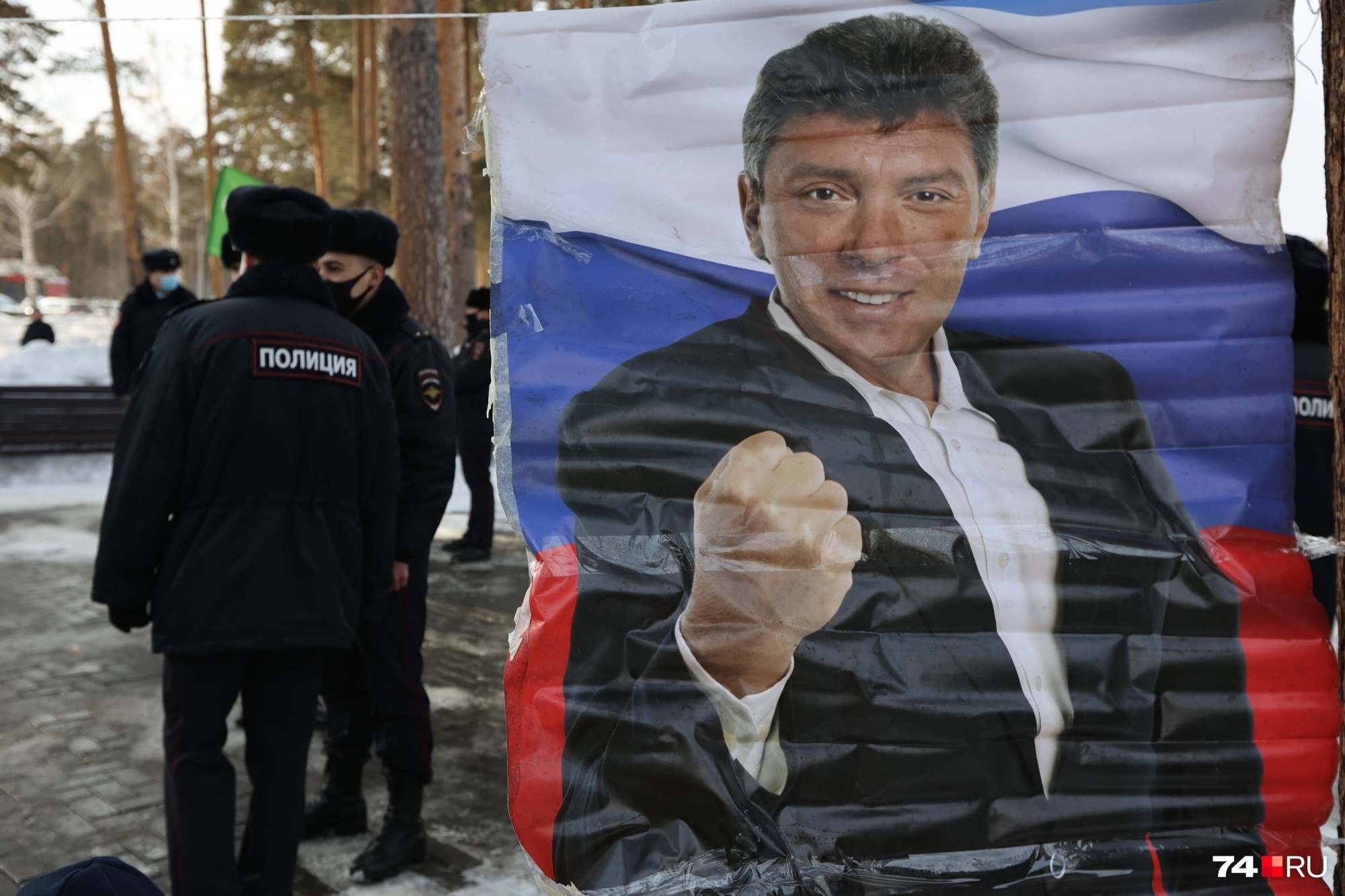 Организатор акции напомнил собравшимся, что Борис Немцов в начале политической карьеры собирал подписи против военной спецоперации и выступал за мир