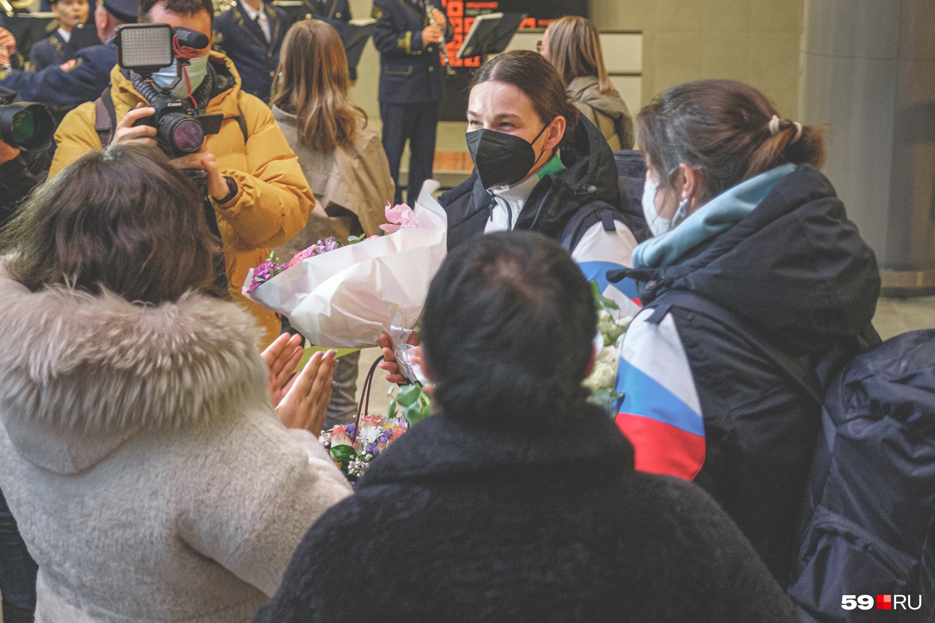 Татьяну Иванову и Екатерину Катникову поздравляет министр спорта и дарит цветы Татьяну Иванову и Екатерину Катникову поздравляет министр спорта и дарит цветы