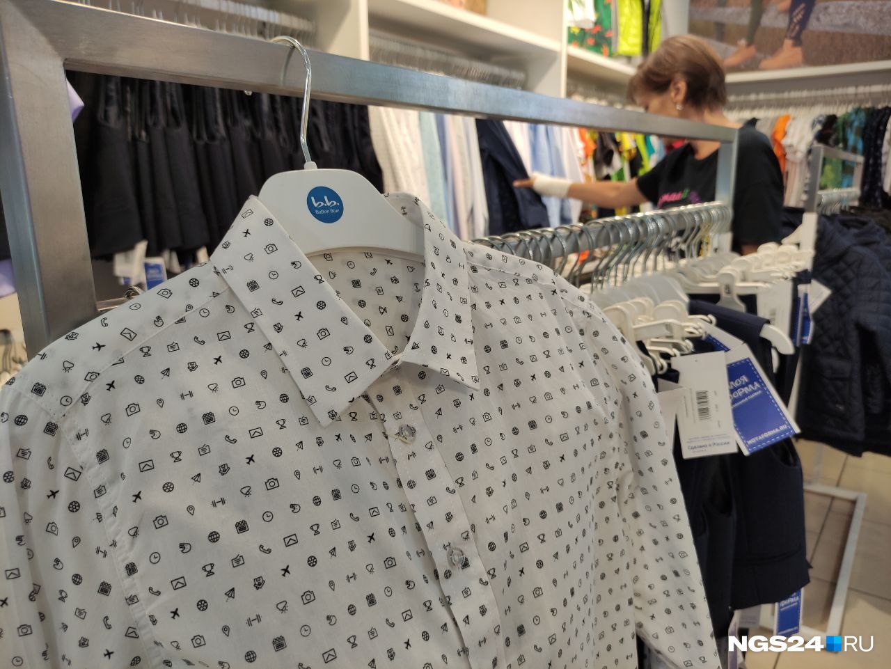В магазине есть выбор рубашек с принтом, но, по словам продавцов, не во всех школах в таких разрешают ходить