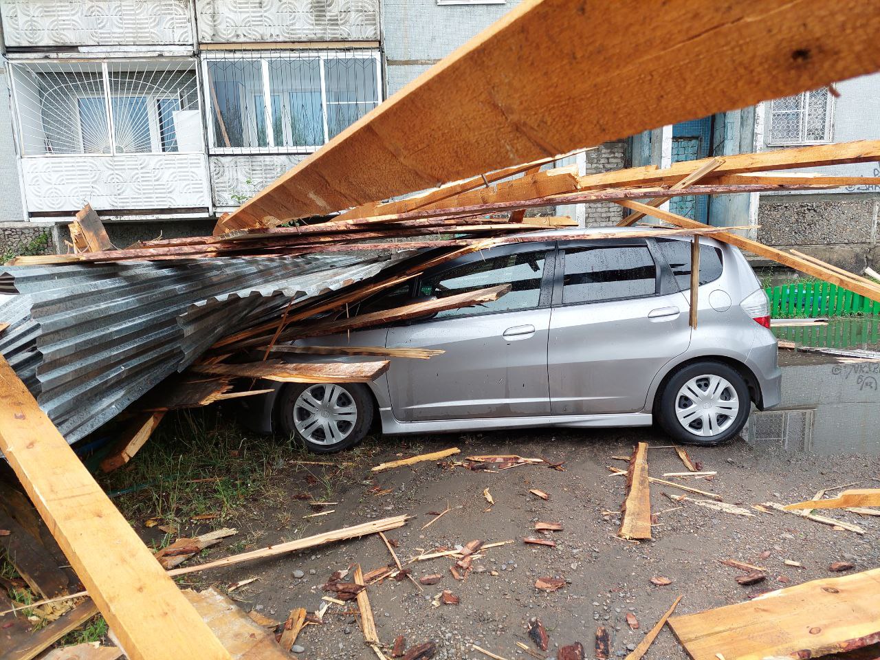 Автомобили придавило обломками крыш после ураганного ветра 1 июля в Чите