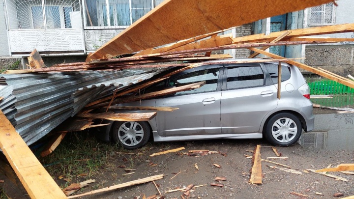 Несколько автомобилей придавило обломками крыш после ураганного ветра в Чите