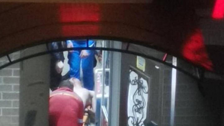 В Краснодаре на улице Автолюбителей голый мужчина приставал к людям, его забрали в спецучреждение
