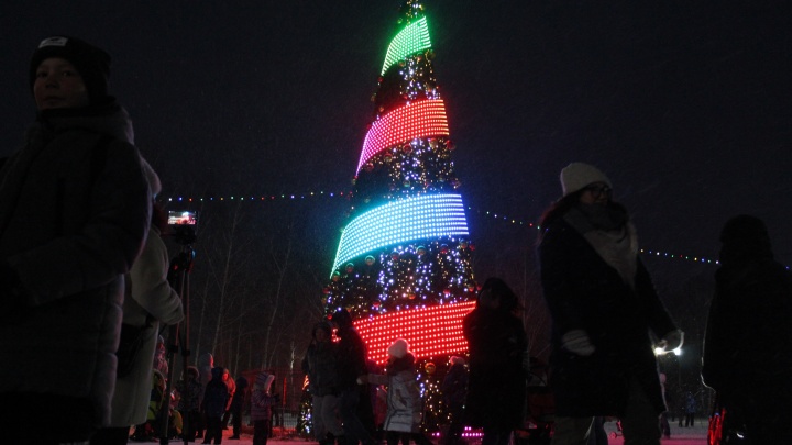 Мэр Агидели рассказал, уберут ли пиксельную елку, которая простояла на главной площади весь год