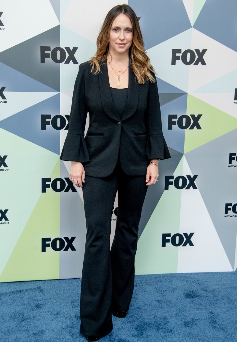По этому случаю Дженнифер появилась на мероприятии телеканала «Fox» По этому случаю Дженнифер появилась на мероприятии телеканала «Fox»