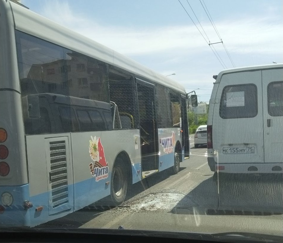 Автобус лишился стекол из-за наезда на люк в центре Читы