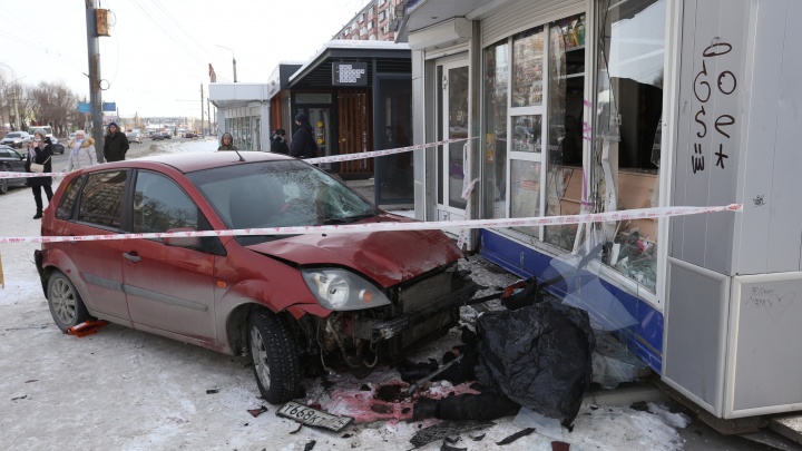 В Челябинске 19-летний автомобилист вылетел на остановку и насмерть сбил женщину
