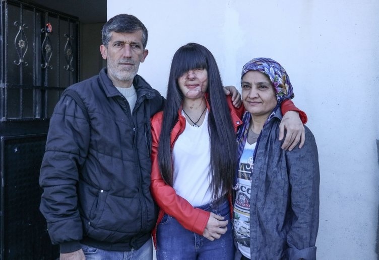 На фото турчанка с родителями уже после случившегося