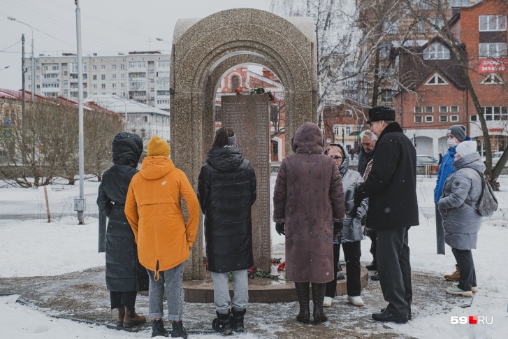 Семьи погибших приходят к памятнику 5 декабря, в день памяти. На вопрос журналиста 59.RU все они отвечают, что выплат практически нет
