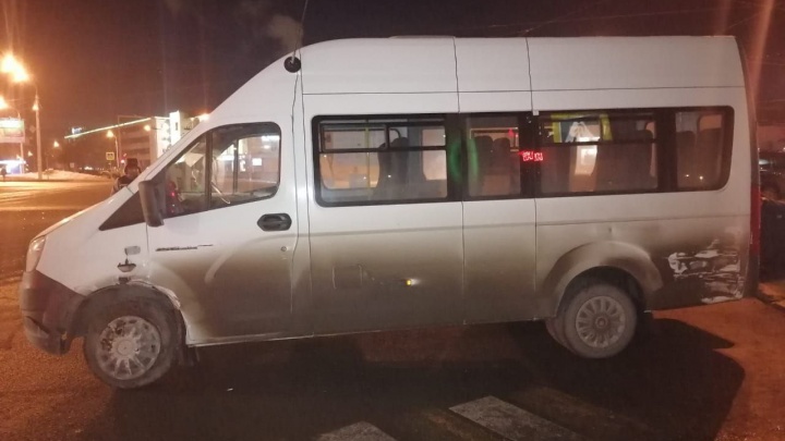 В Уфе столкнулись Renault Logan и пассажирский автобус, в котором ехали 15 человек