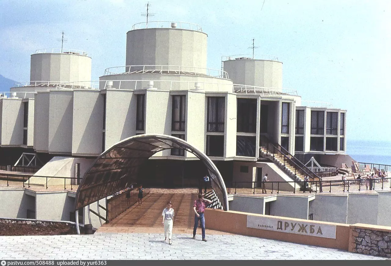 Над главным корпусом, помимо советских архитекторов, работали и чехословацкие строители