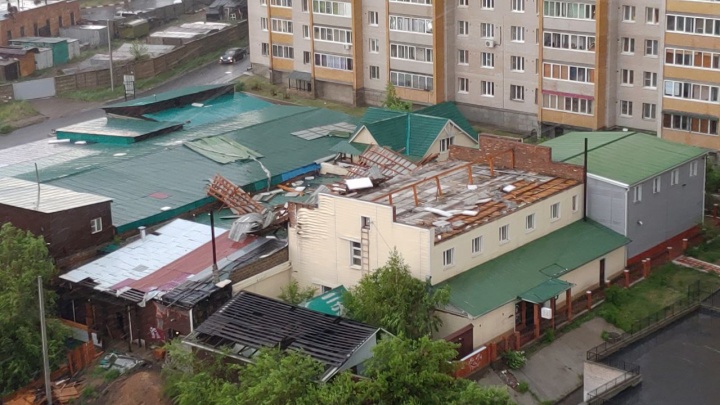 Ураган повалил деревья и снес крыши в Чите