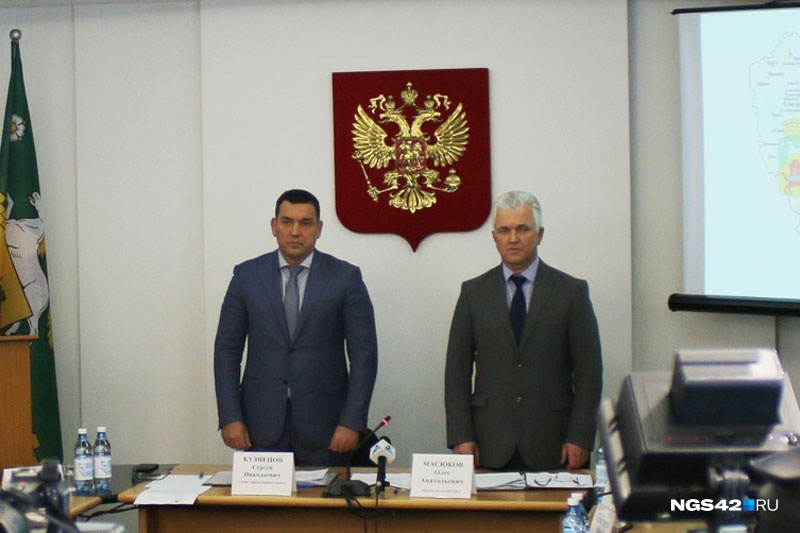 Примечательно, что 18 августа 2020 года на одном и том же заседании горсовет Новокузнецка принял отставку Масюкова и утвердил создание в мэрии должности советника главы города, которую через несколько дней он же и занял Примечательно, что 18 августа 2020 года на одном и том же заседании горсовет Новокузнецка принял отставку Масюкова и утвердил создание в мэрии должности советника главы города, которую через несколько дней он же и занял