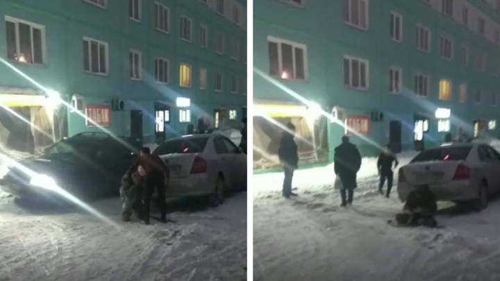 В Плющихинском жилмассиве двое мужчин затеяли драку из-за парковки — инцидент попал на видео