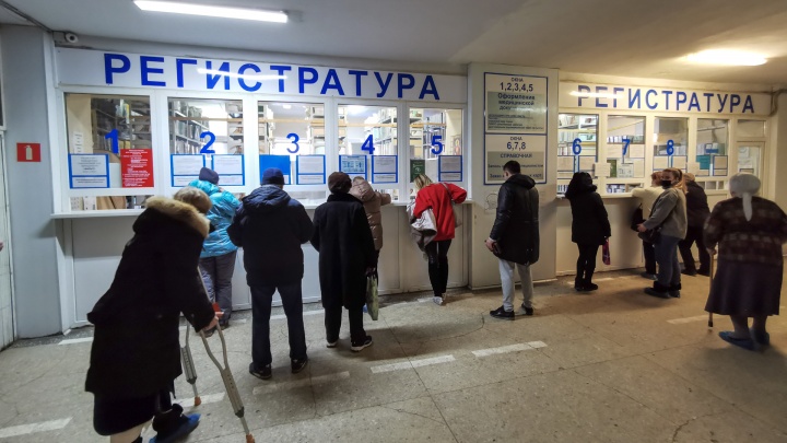 В огромных очередях в больницах Кузбасса плачут старики из-за долгого ожидания помощи