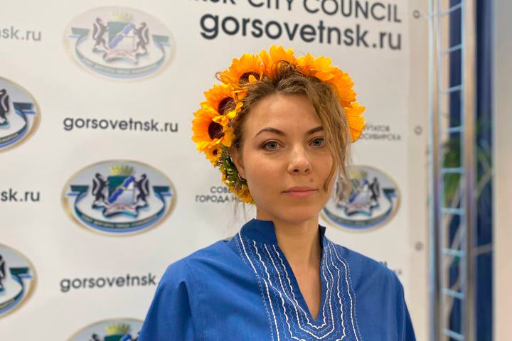 Сегодня Хельга Пирогова пришла на сессию в цветочном венке Сегодня Хельга Пирогова пришла на сессию в цветочном венке