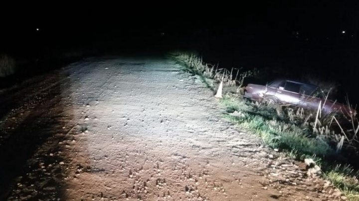 Пьяный водитель на «Жигулях» сбил девушку с парнем в НСО и улетел в кювет