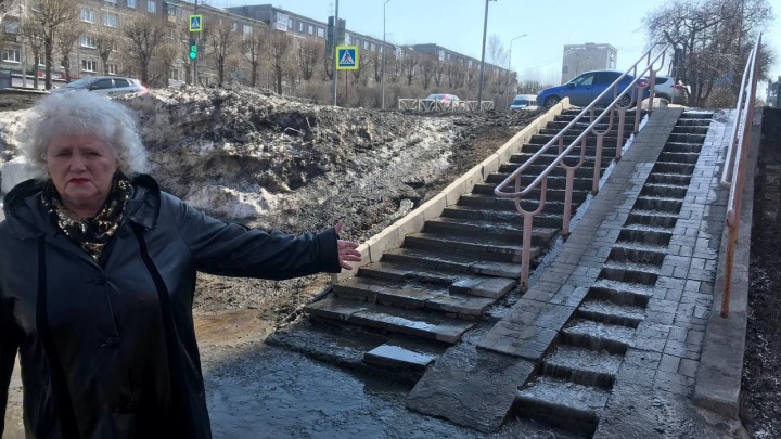 «Я устала падать»: на Урале пенсионерка подала в суд на мэрию из-за разбитых лестниц