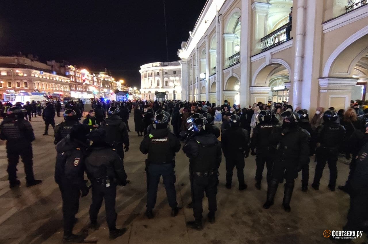 Питер 4 апреля. Питер против войны с Украиной. Петербург 04. Митингующие.